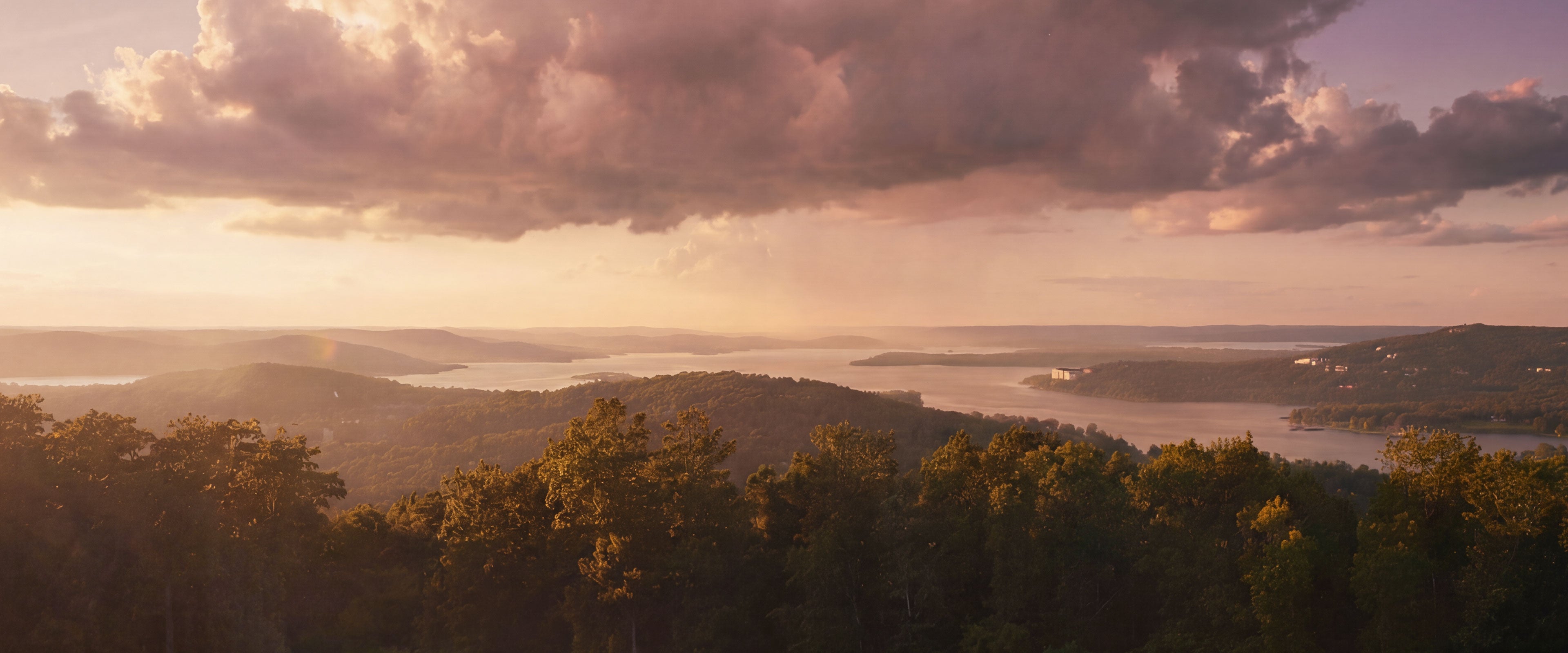 Image of Table Rock Lake near Branson MO.